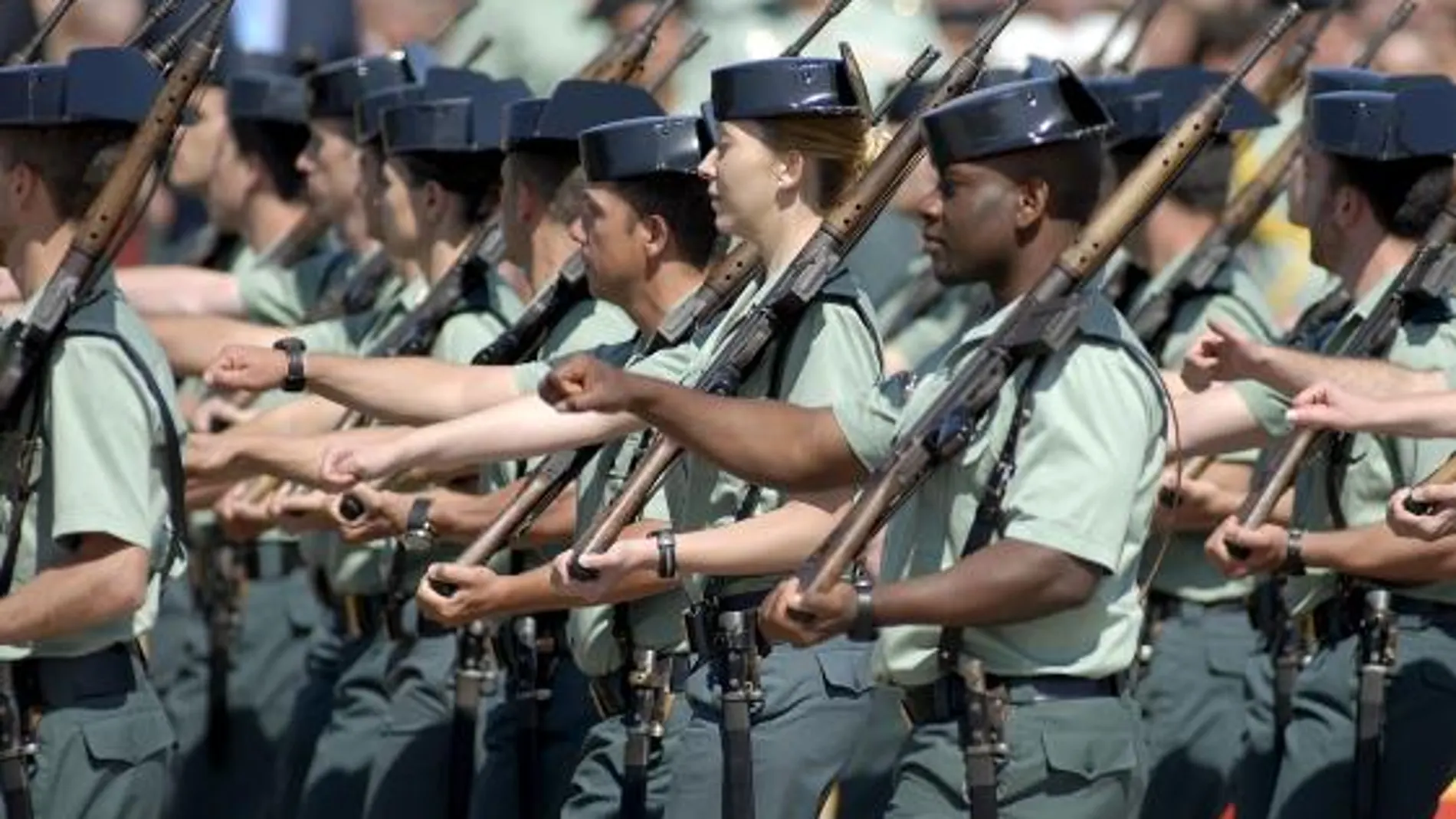 Guardias civiles durante un desfile