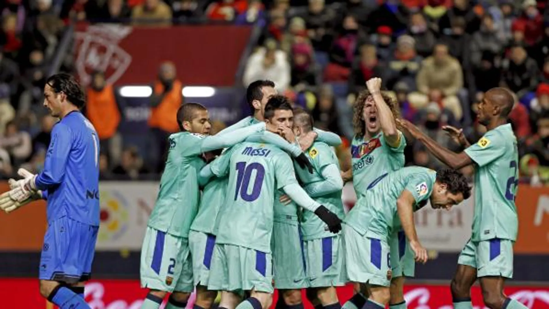 Los jugadores del FC Barcelona celebran el primer gol del encuentro frente el Osasuna, conseguido por su compañero, el delantero Pedro Rodríguez, ante el guardamenta del Osasuna, Ricardo López (i),