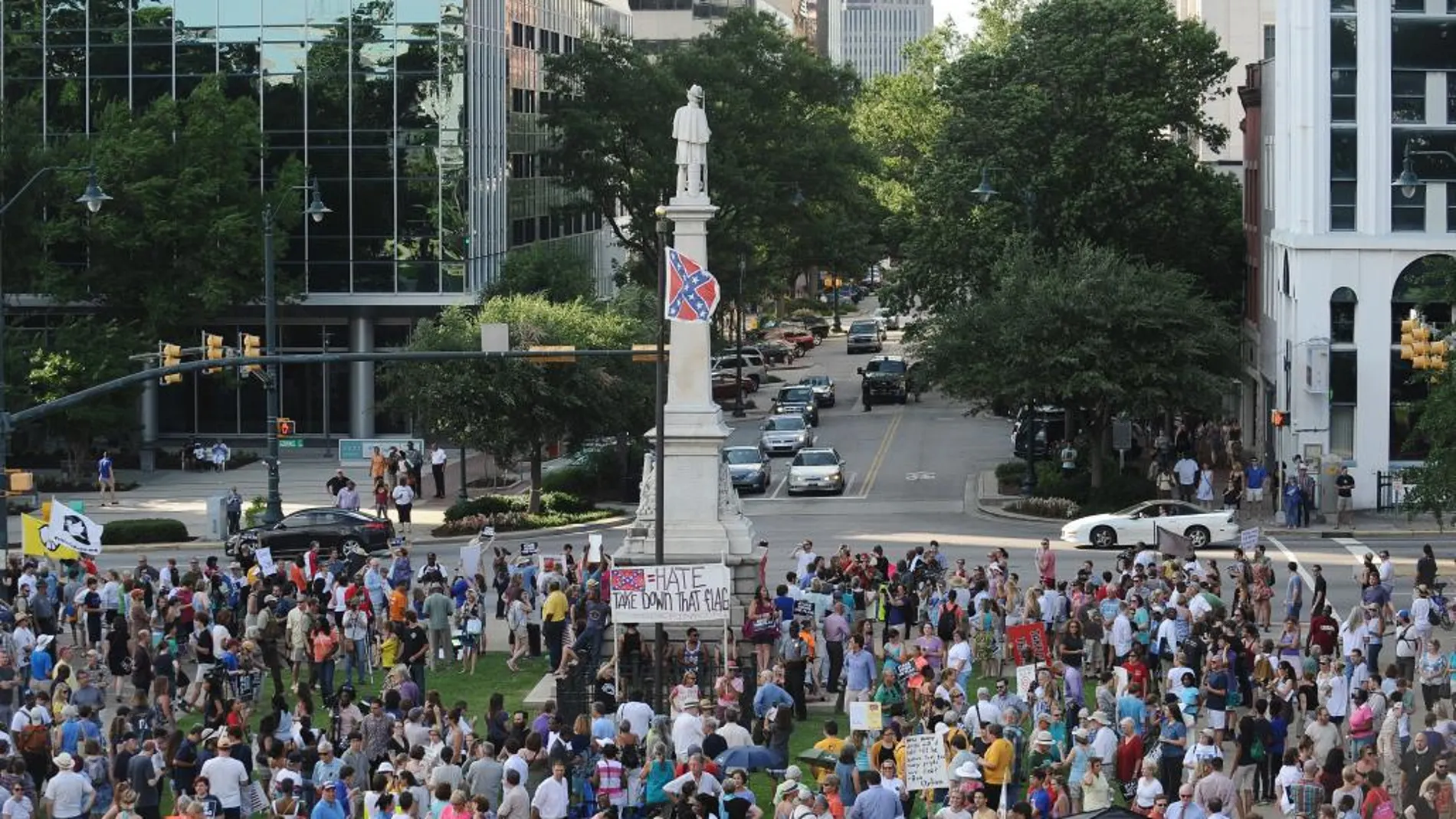 Protesta ante la bandera confederada colocada en los de los jardines del Capitolio