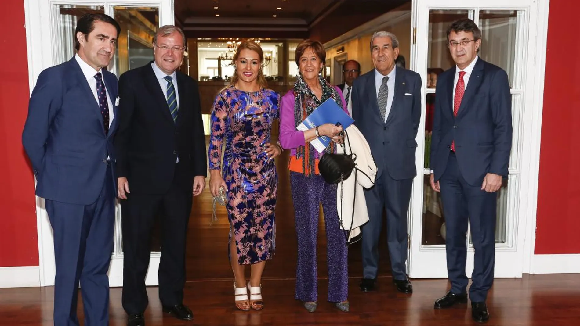 Lydia Valentín recibe el galardón en un acto que contó con la presencia de Juan Carlos Suárez-Quiñones, Antonio Silván y Juan Martínez Majo, entre otros