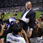 Zinedine Zidane celebra con el equipo el título