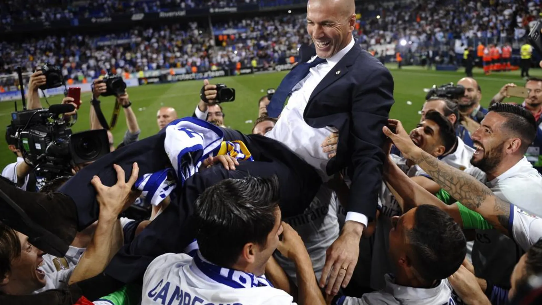 Zinedine Zidane celebra con el equipo el título