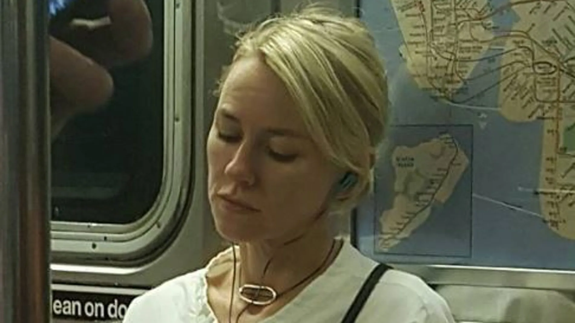 Naomi Watts en el metro de Nueva York