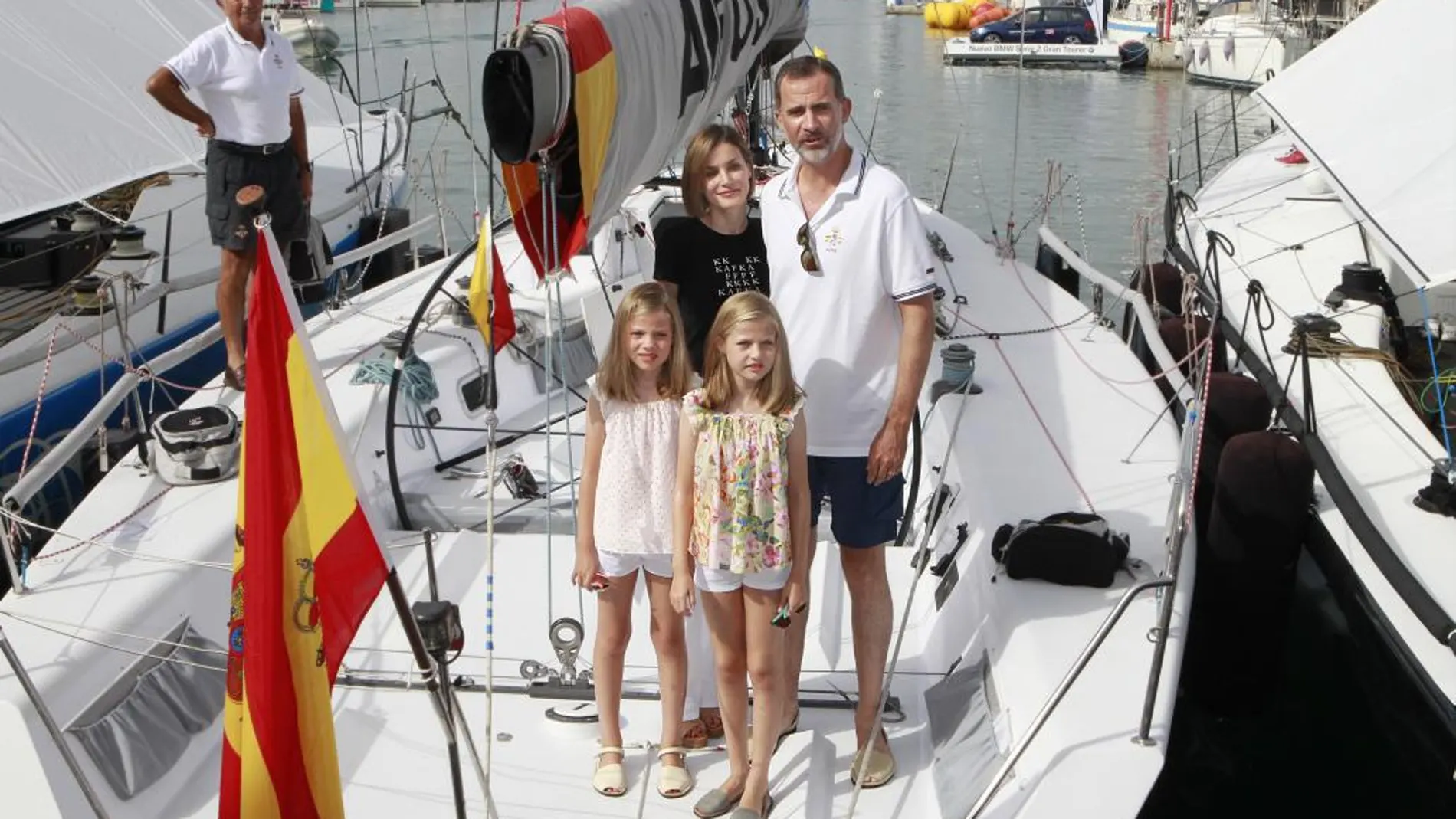La Familia Real acudió a la última jornada de vela en Palma y subieron juntos al «Aifos»