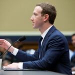 El fundador y presidente ejecutivo de Facebook, Mark Zuckerberg, testifica ante el Comité del Congreso sobre Energía y Comercio en el Capitolio de Washington DC