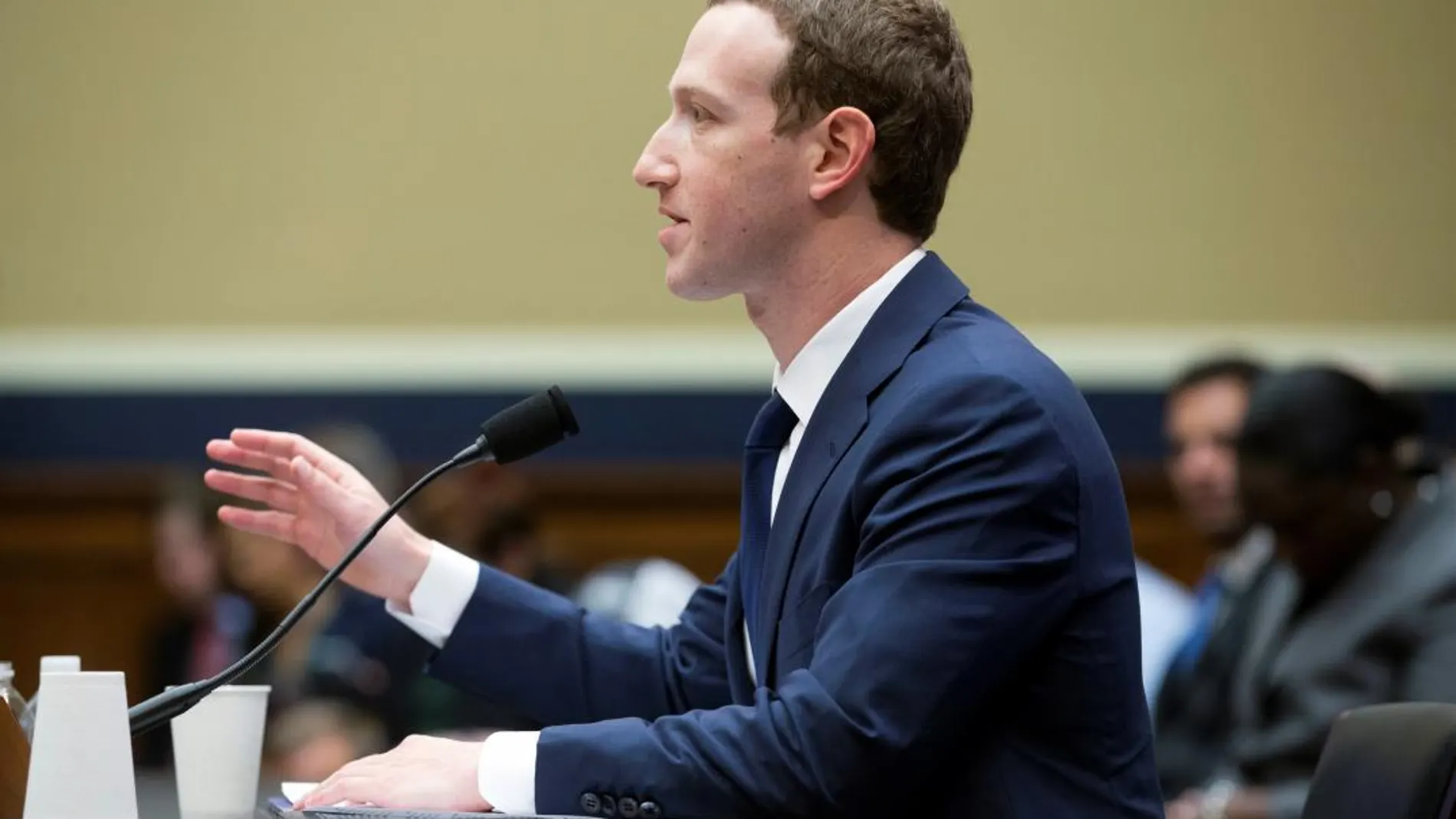 El fundador y presidente ejecutivo de Facebook, Mark Zuckerberg, testifica ante el Comité del Congreso sobre Energía y Comercio en el Capitolio de Washington DC