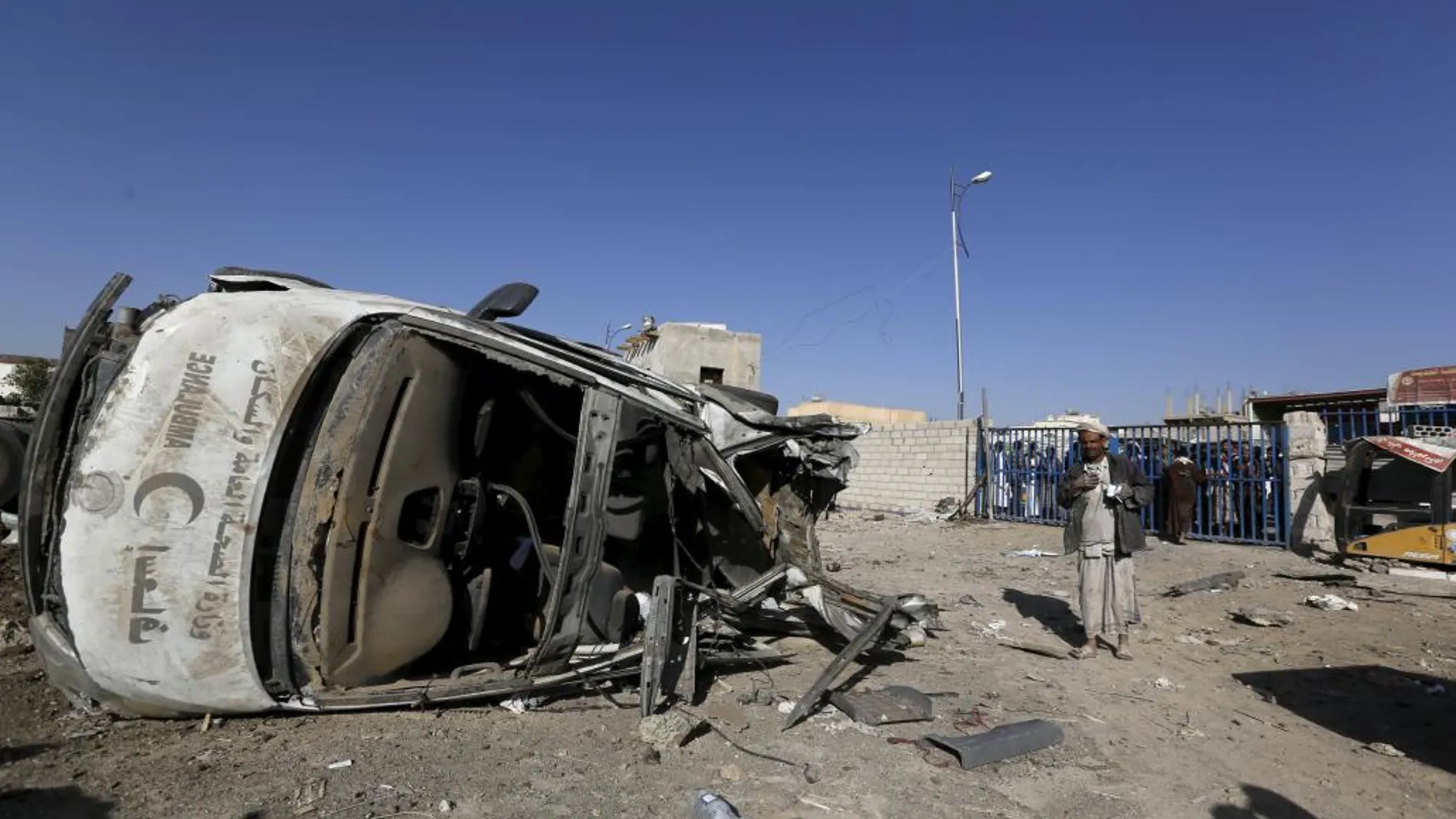 Un bombardeo saudí ha causado numerosos destrozos en Saná