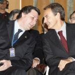 Zapatero (d), dialoga con el ministro del Interior de Paraguay, Rafael Filizzola, durante su asistencia al encuentro "Ágora, América Latina. 100 voces diferentes, un compromiso común"