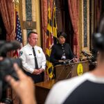 La alcaldesa demócrata de Baltimore, Stephanie Rawlings-Blake, junto al jefe de Policía, Anthony Batts.