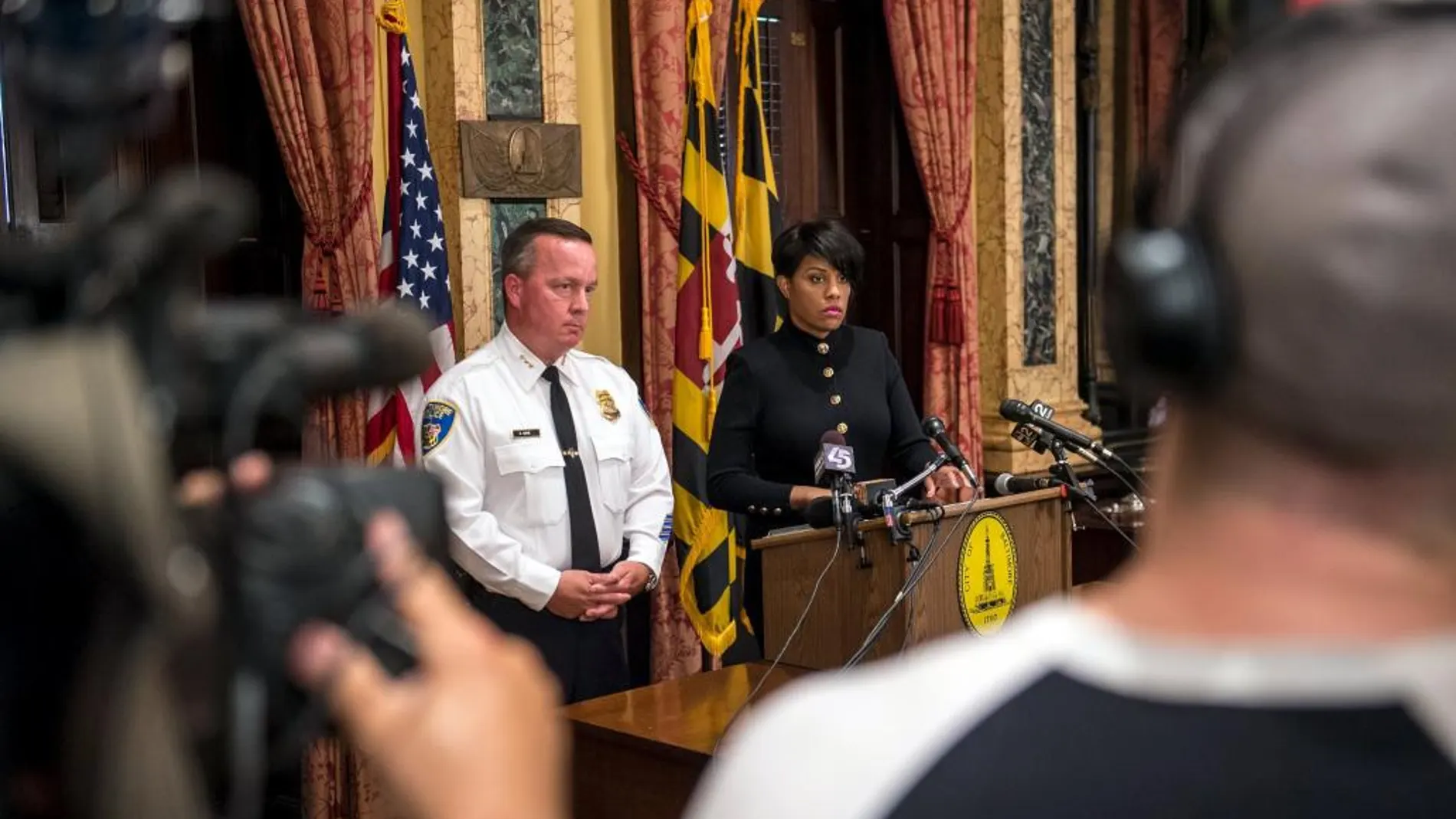 La alcaldesa demócrata de Baltimore, Stephanie Rawlings-Blake, junto al jefe de Policía, Anthony Batts.
