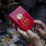 Copia del ejemplar del «Libro Rojo de Mao» en el mercado Panjiayuan en Pekín (China) el pasado 8 de mayo de 2016
