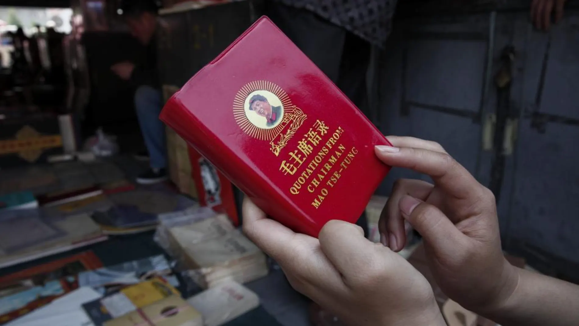 Copia del ejemplar del «Libro Rojo de Mao» en el mercado Panjiayuan en Pekín (China) el pasado 8 de mayo de 2016