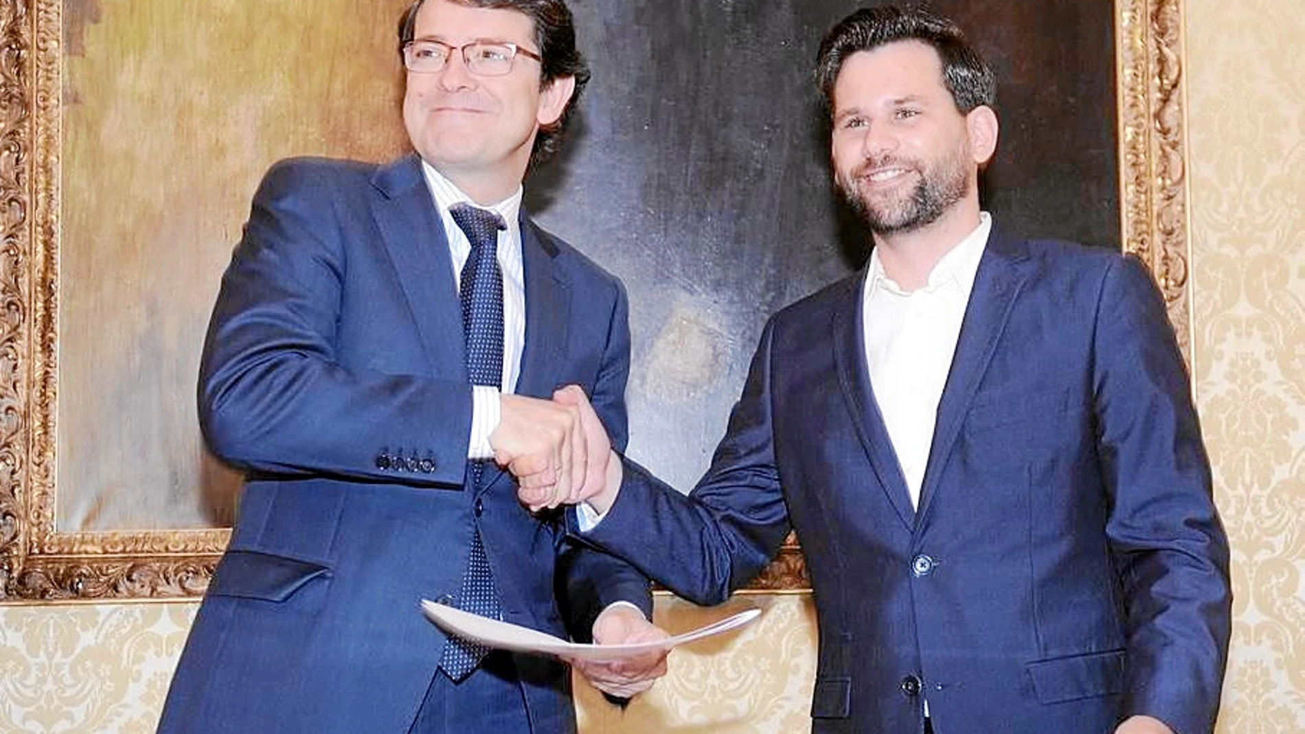 El alcalde Alfonso Fernández Mañueco y González Bueno firman el acuerdo