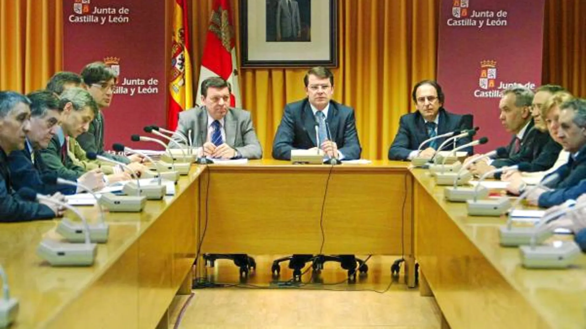 El consejero de Interior y Justicia, Alfonso Fernández Mañueco, informa sobre los acuerdos adoptados