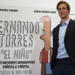 Torres, posa para la prensa hoy en el Calderón durante la presentación del libro de viñetas