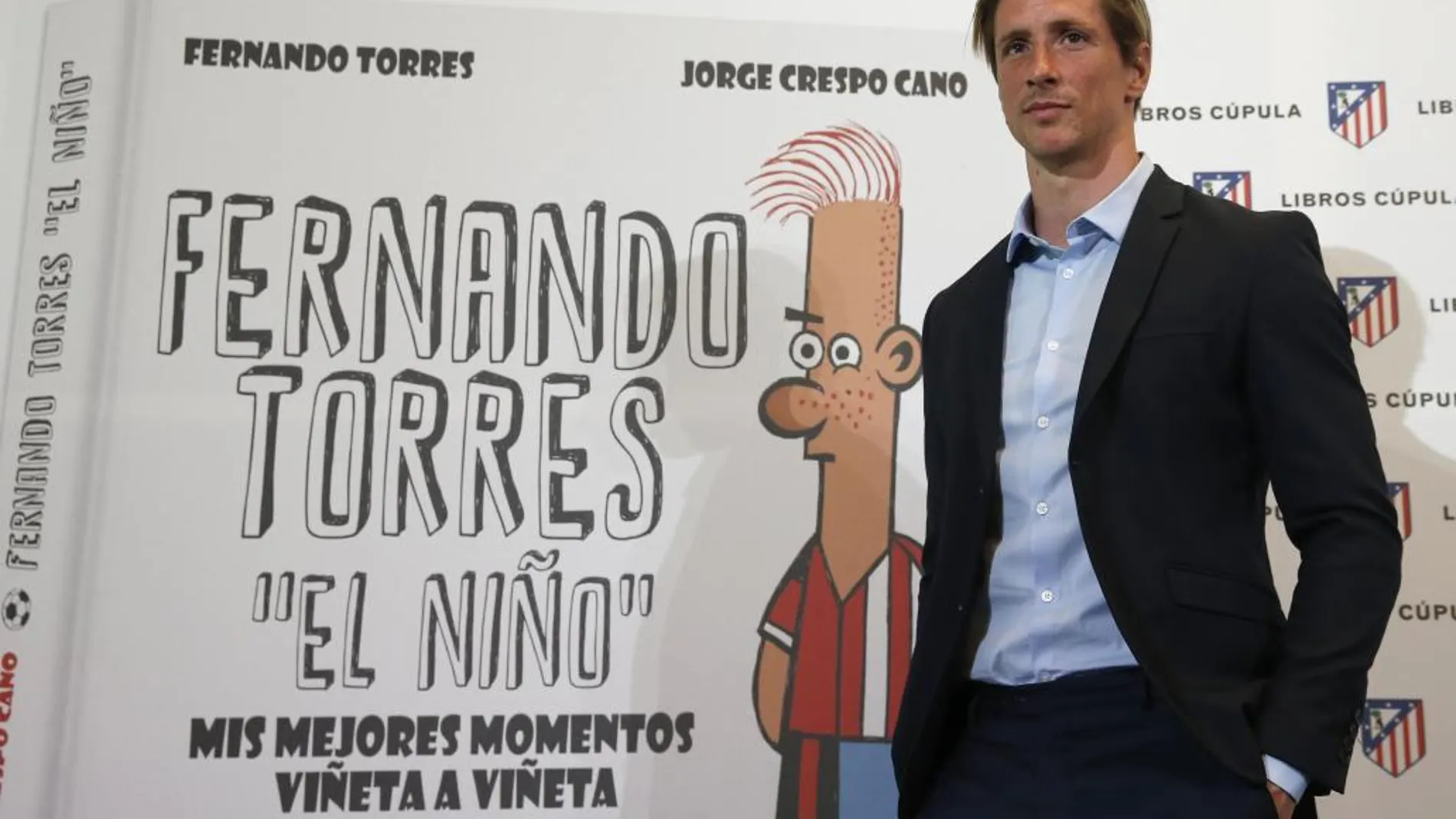 Torres, posa para la prensa hoy en el Calderón durante la presentación del libro de viñetas