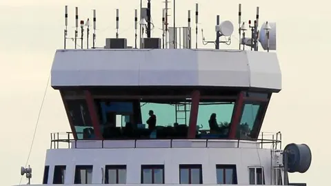 Los controladores volvieron a las torres, como la de Sevilla –en la imagen–, tras decretarse el estado de alarma