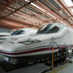 Tres trenes de Alta Velocidad esperan apacarcados en una estación española para comenzar su servicio de transporte de pasajeros