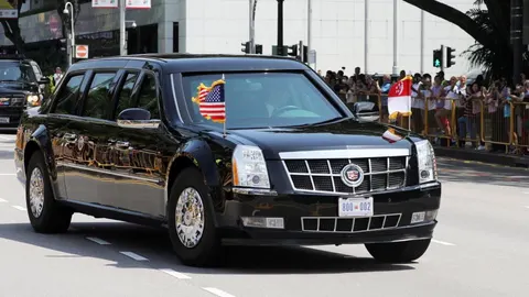 El presidente de EE. UU., Donald J. Trump, llega al Palacio Presidencial de Istana para mantener un almuerzo de trabajo con el primer ministro singapurense, Lee Hsien, en Singapur / Efe