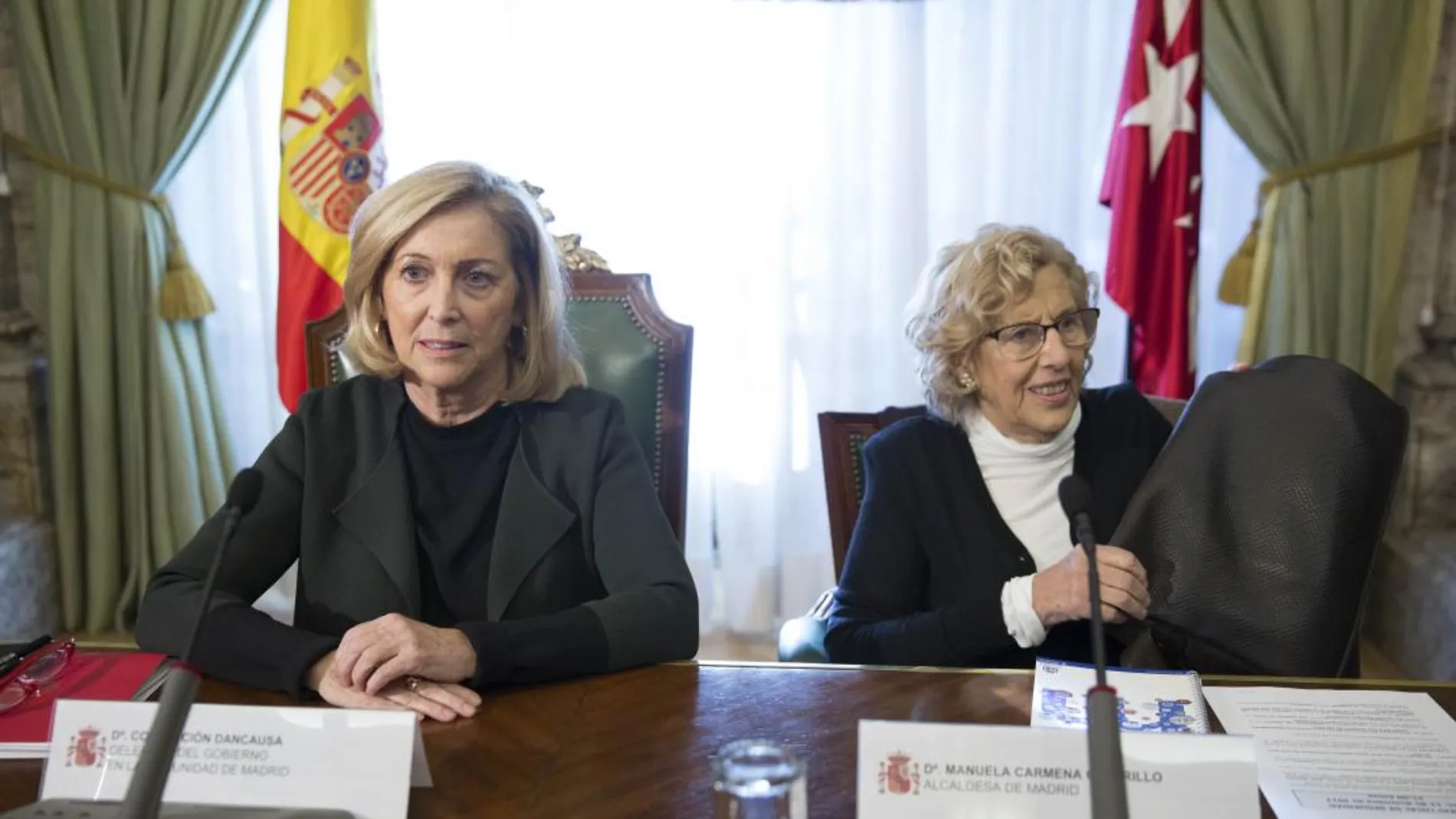 La delegada del Gobierno en Madrid, Concepción Dancausa, junto a Manuela Carmena.