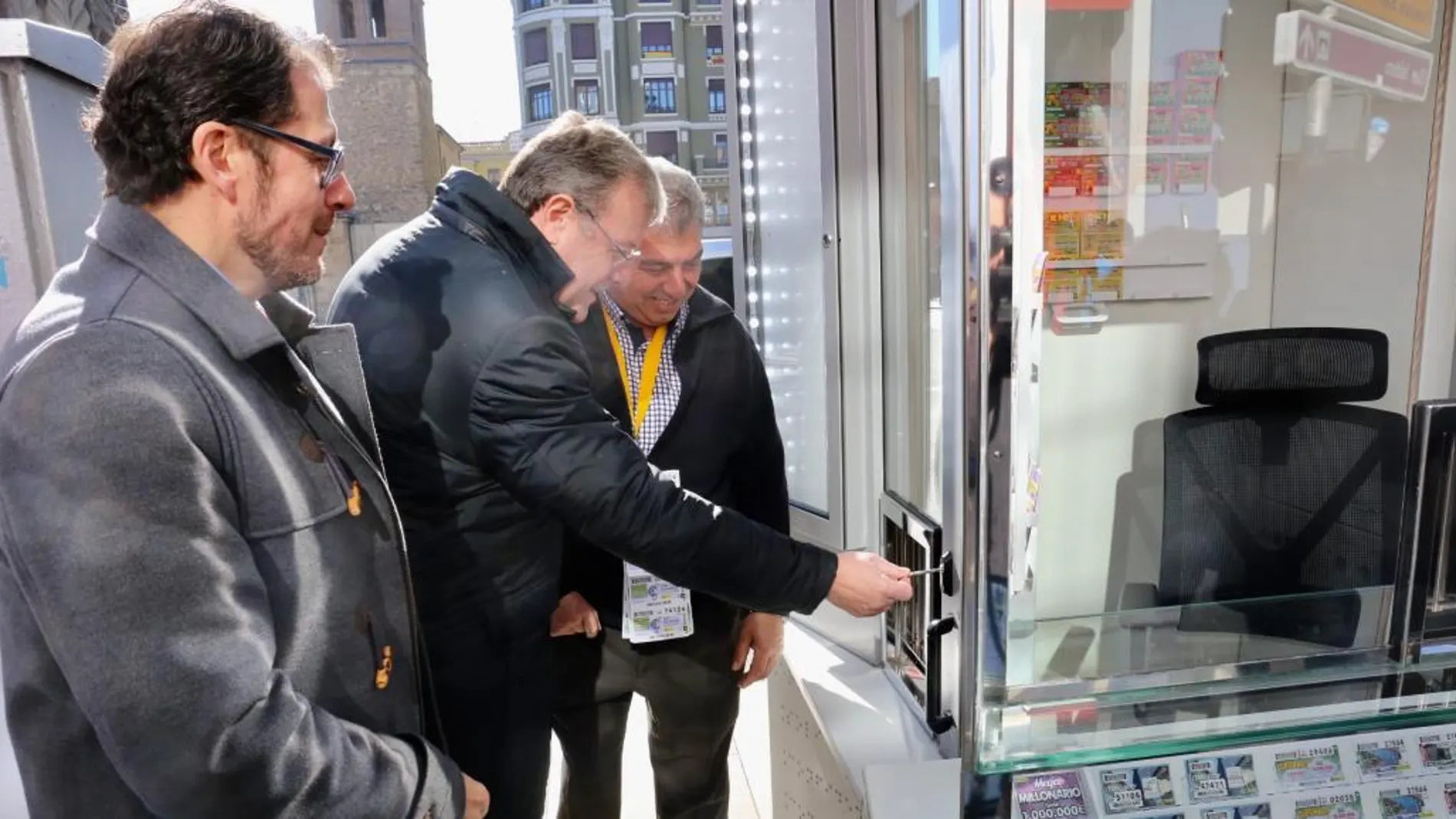 El alcalde de León, Antonio Silván, inaugura el kiosko de la Plaza de Santo Domingo junto al delegado de la ONCE en Castilla y León, Ismael Pérez