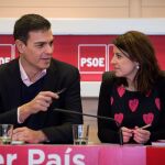 El secretario general del PSOE, Pedro Sánchez, conversa con la vicesecretaria general, Adriana Lastra