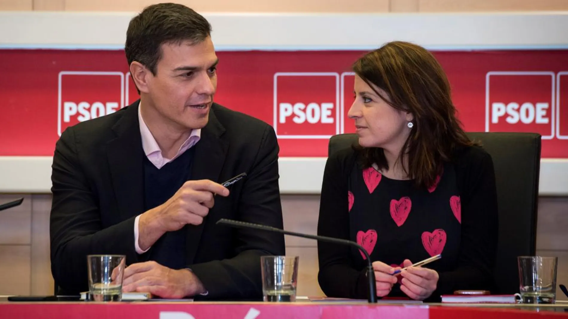 El secretario general del PSOE, Pedro Sánchez, conversa con la vicesecretaria general, Adriana Lastra