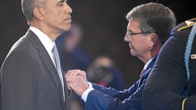 El secretario de Defensa, Ashton Carter, impone a Barack Obama una medalla de servicio, ayer, en Virginia