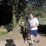Rajoy recorre ayer por la mañana la Ruta de Pedra e da Auga, entre los municipios de Ribadumia y Meis, con el marido de la ministra Ana Pastor, José Benito Suárez