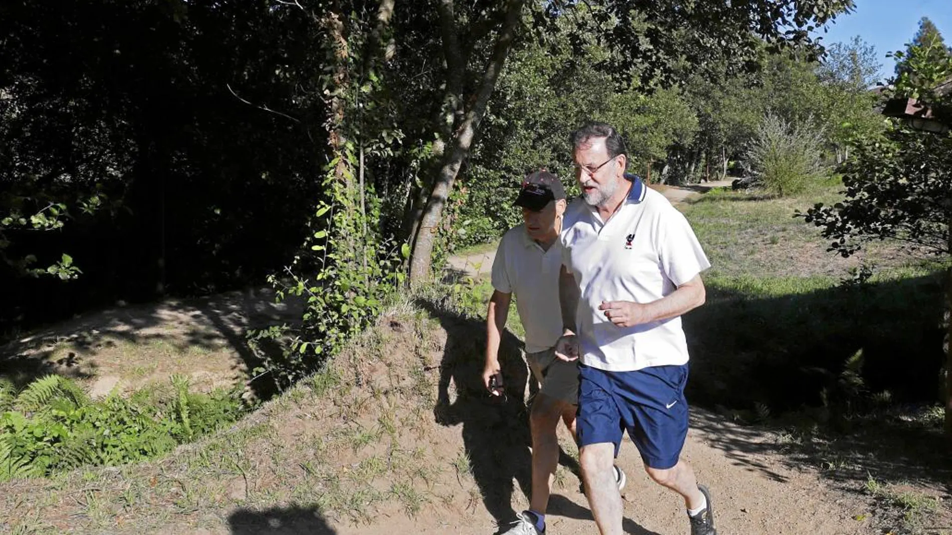 Rajoy recorre ayer por la mañana la Ruta de Pedra e da Auga, entre los municipios de Ribadumia y Meis, con el marido de la ministra Ana Pastor, José Benito Suárez