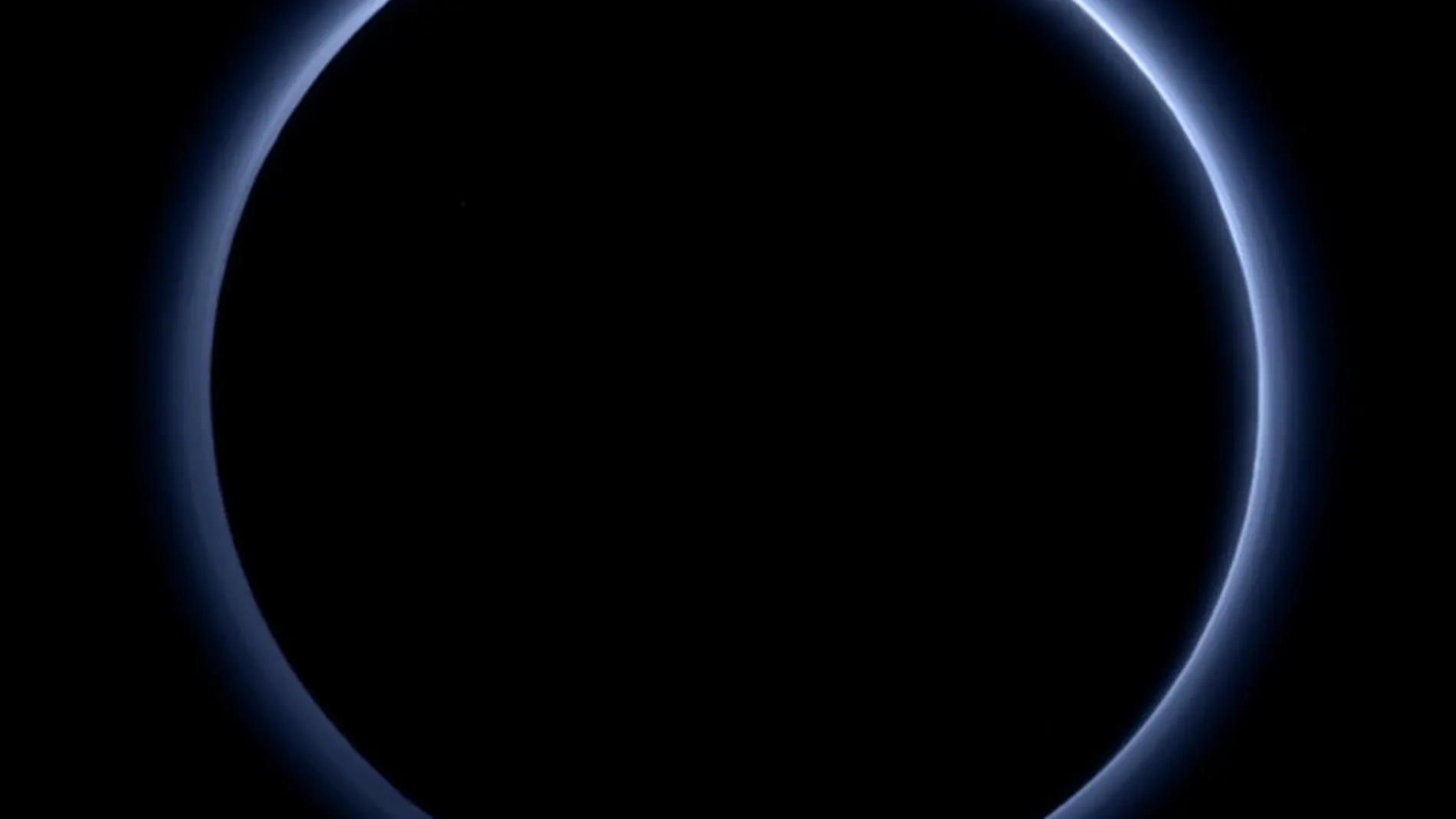 Imagen tomada por la NASA en la que se ve el color azul sobre Plutón
