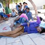 Un grupo de inmigrantes descansa en la calle en la isla griega de Kos, ayer