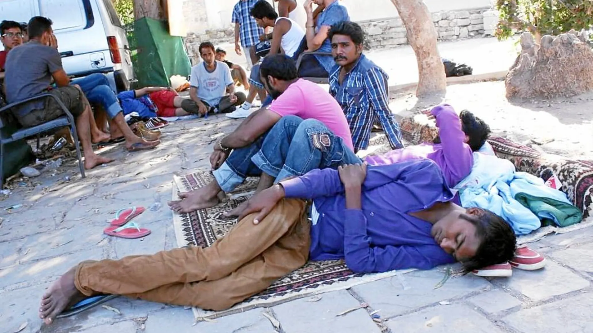Un grupo de inmigrantes descansa en la calle en la isla griega de Kos, ayer