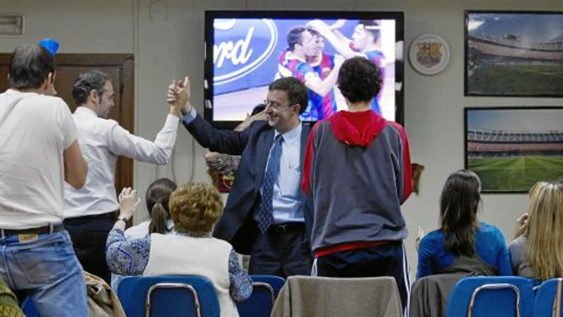 Varios miembros de la Peña blaugrana del Círculo Catalán de Madrid, entre ellos su presidente, José Ramón Casas, celebran un gol del Barça al Panathinaikos el pasado miércoles
