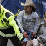 Jeff Bauman es evacuado a un hospital tras perder las dos piernas en el atentado