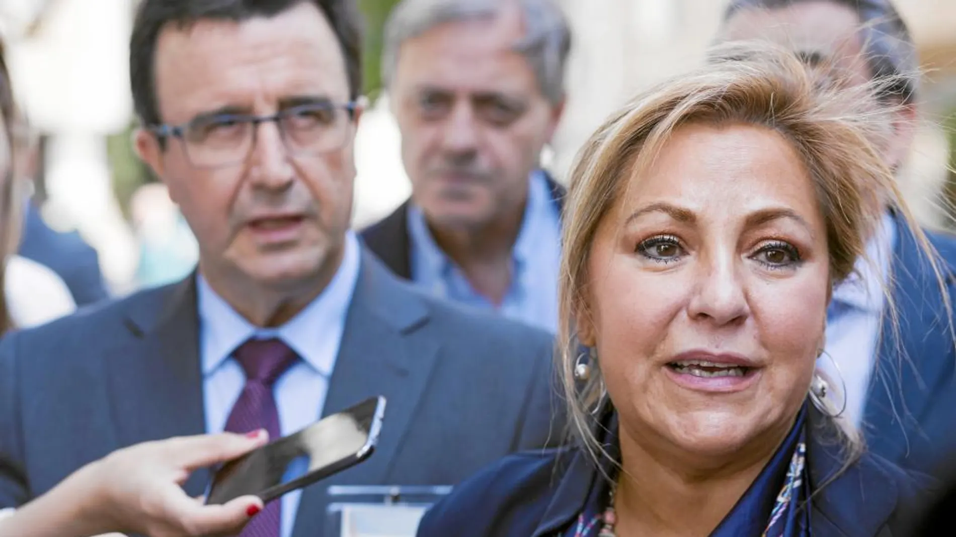 La vicepresidenta Rosa Valdeón y Miguel Ángel Iglesias atienden a los medios, antes de inaugurar las jornadas