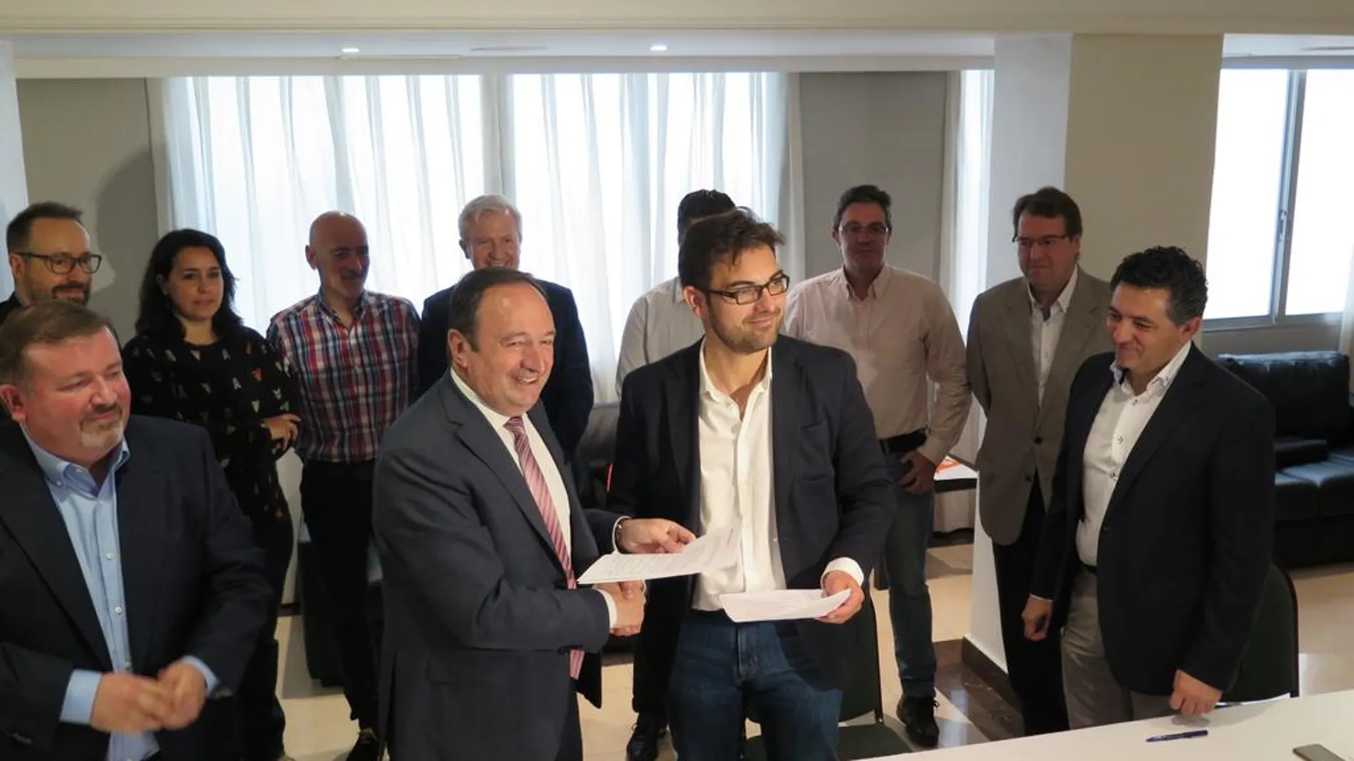 Imagen de Pedro Sanz, el pasado 2 de junio, tras la firma del acuerdo de "Regeneración Democrática"firmado con Ciudadanos, para pactar un acuerdo de Gobierno para La Rioja.