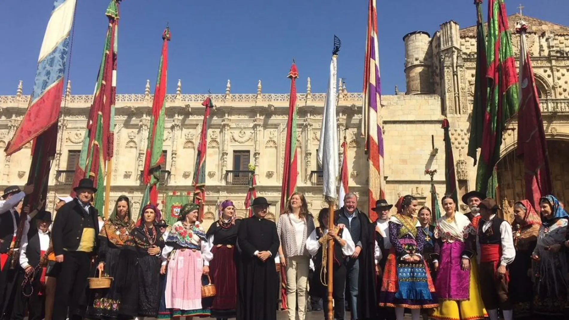 El alcade de León, Antonio Silván, preside el desfile de los pendones del X Encuentro Maragatada