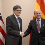 El secretario del Tesoro de EEUU, Jack Lew en un apretón de manos con el ministro de Economía español ,Luis de Guindos.