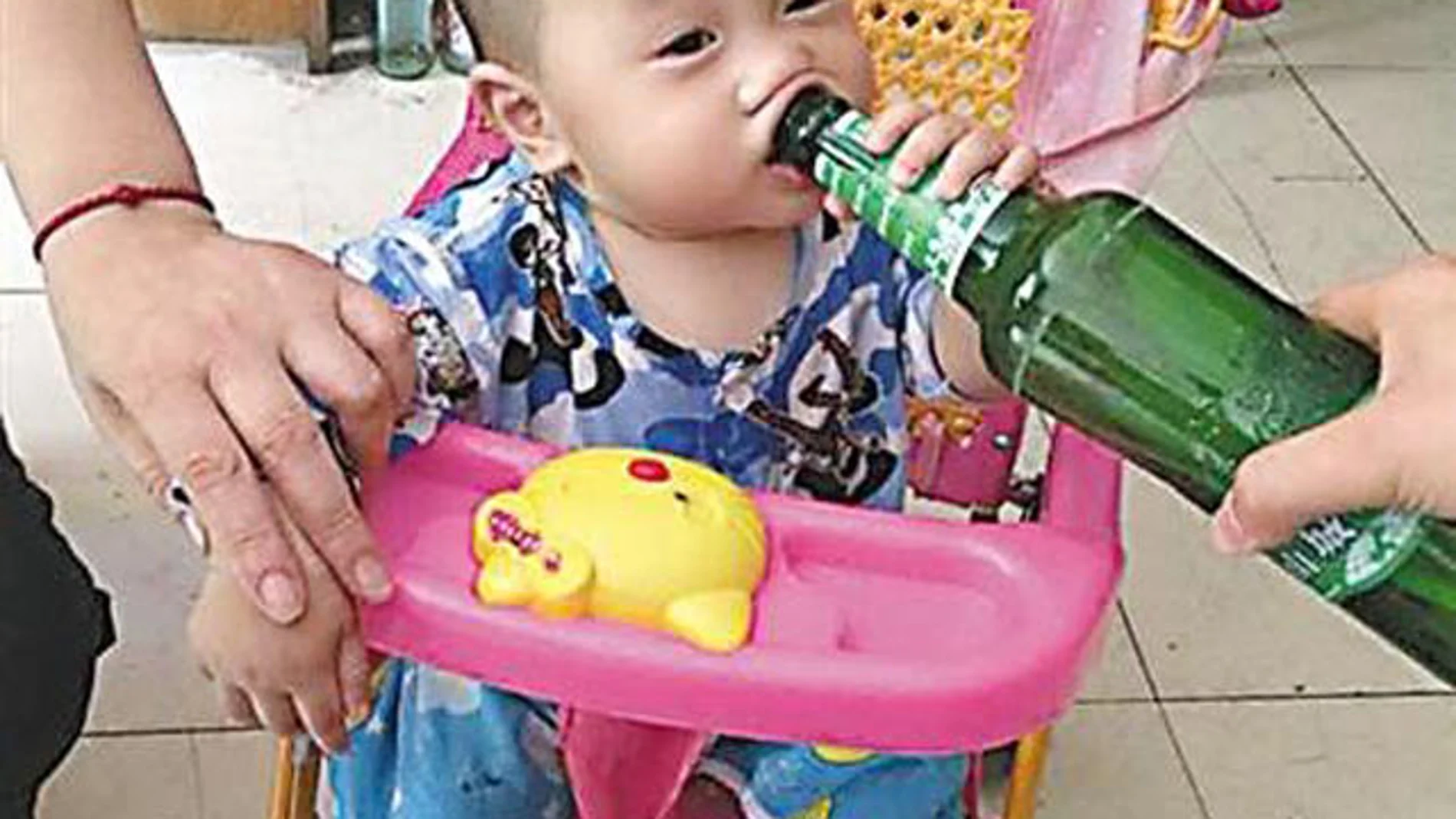 El niño de 19 meses adicto a la cerveza