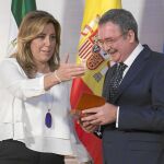 La presidenta de la Junta de Andalucía, Susana Díaz, con el presidente del Consejo Económico y Social, Ángel Gallego