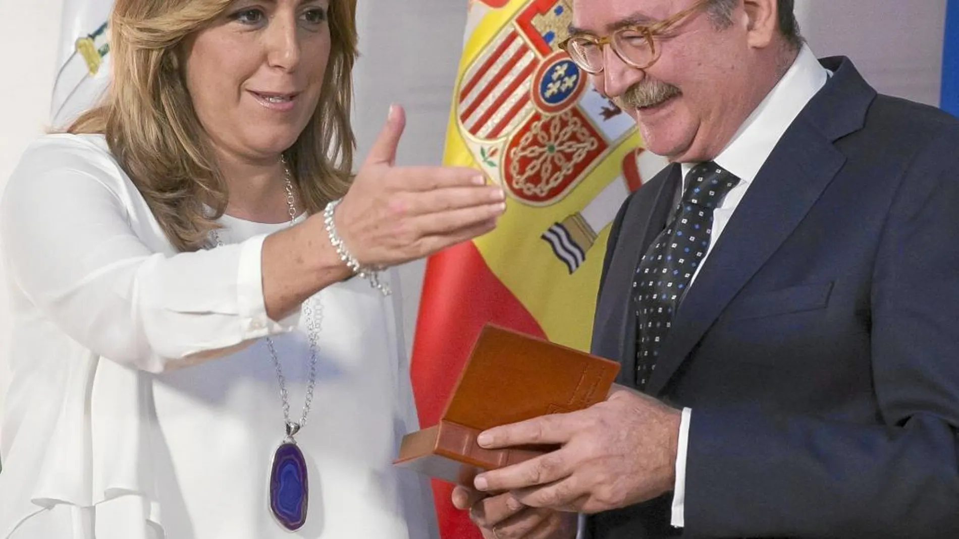 La presidenta de la Junta de Andalucía, Susana Díaz, con el presidente del Consejo Económico y Social, Ángel Gallego