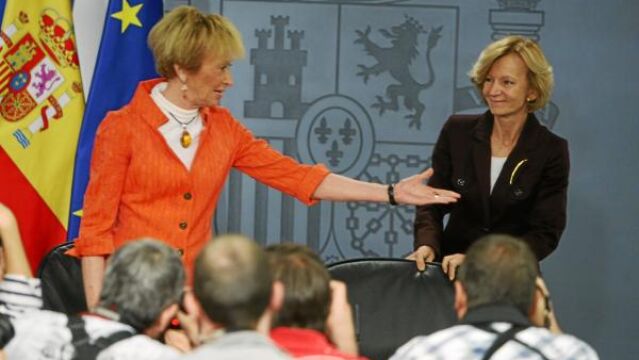 Las dos vicepresidentas del Gobierno se enfrentaron ayer a su primer Consejo de Ministros tras sacar adelante, por la mínima, su decreto ley