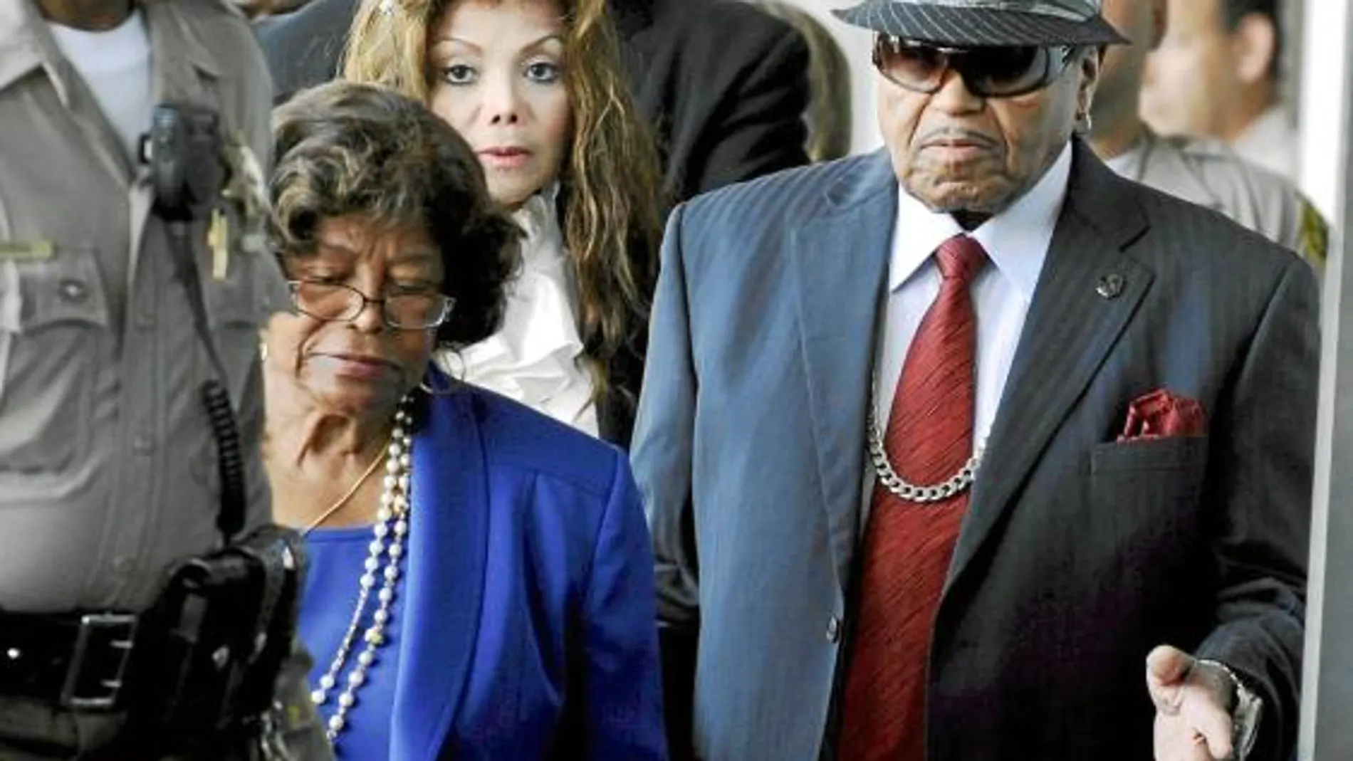Catherine, LaToya y Joe Jackson, padre, hermana y madre del fallecido Michael Jackson, en la Corte Superior de Los Ángeles
