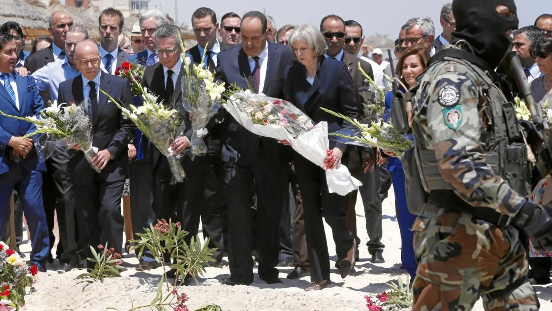 La ministra del interior británica, Theresa May, junto a sus homólogos francés y alemán, en la playa de Susa, donde fueron asesinados el pasado viernes 38 turistas