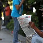 Un hombre lee el diario oficial Granma en La Habana (Cuba)