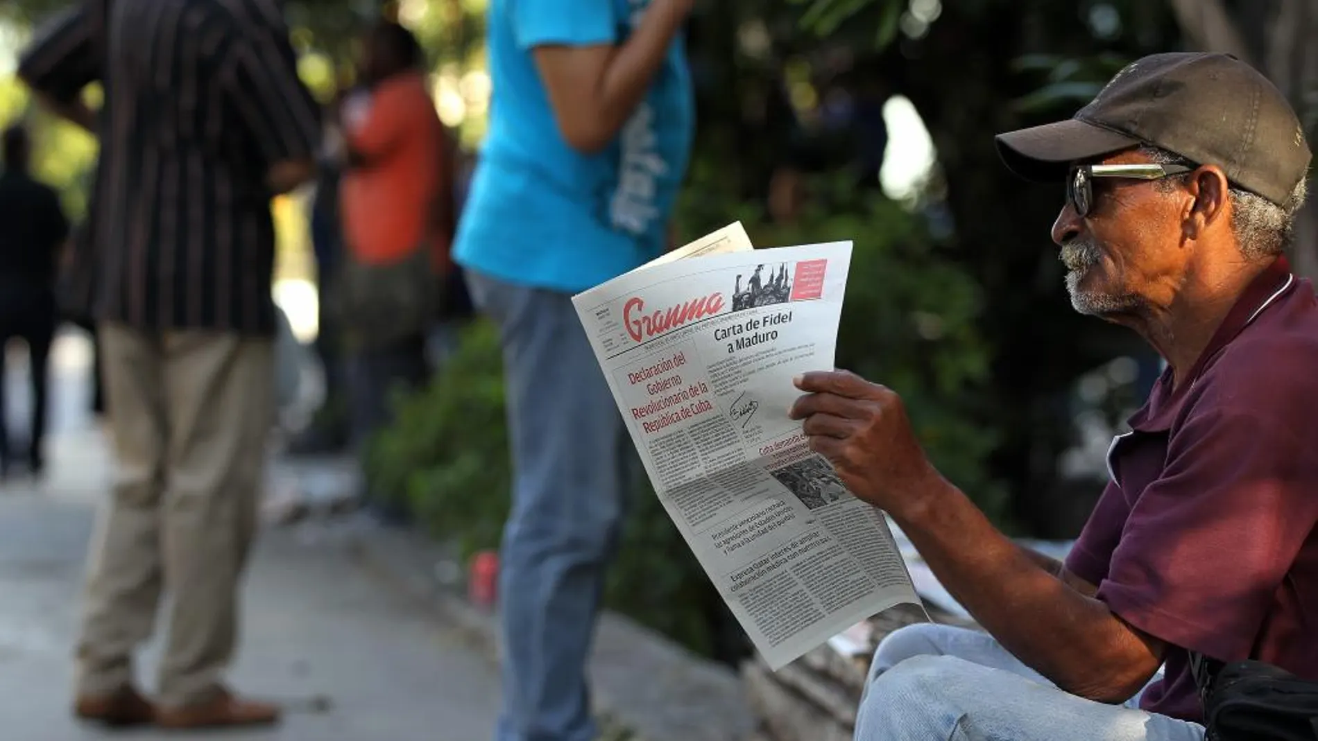 Un hombre lee el diario oficial Granma en La Habana (Cuba)