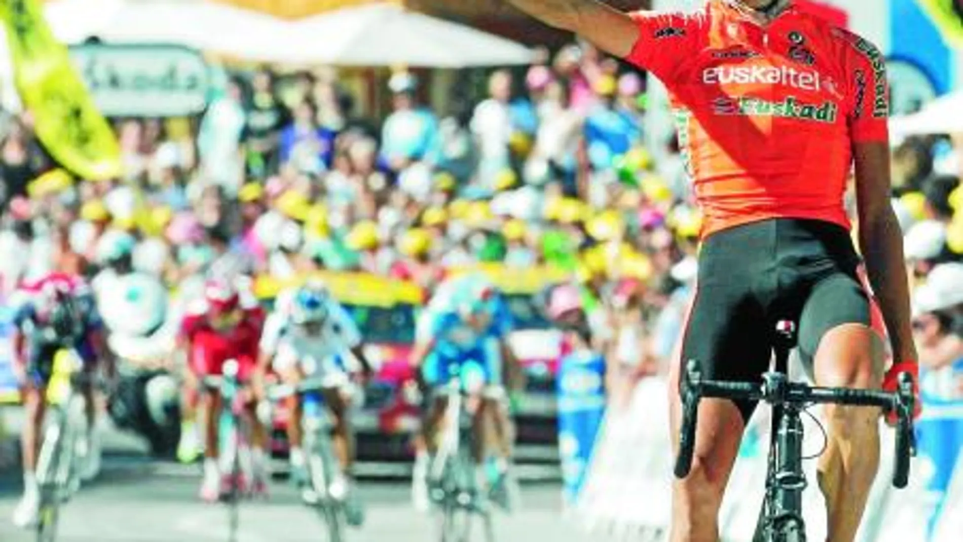 Mikel Astarloza cruza la meta victorioso y exultante, con ventaja tranquilizadora