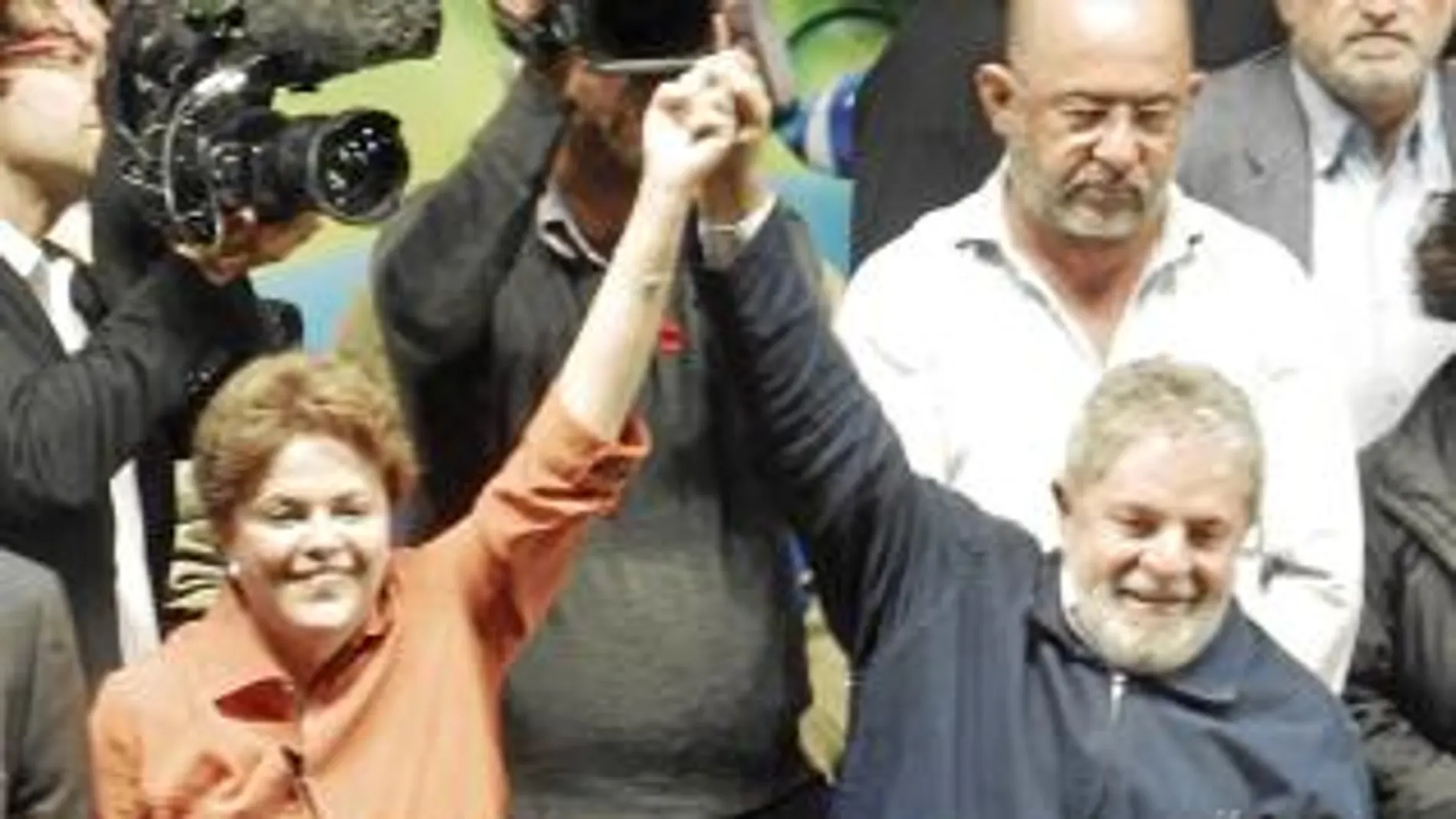 Lula da Silva y su sucesora y favorita en las presidenciales que celebra mañana Brasil, Dilma Rousseff, durante un mitin en São Paulo