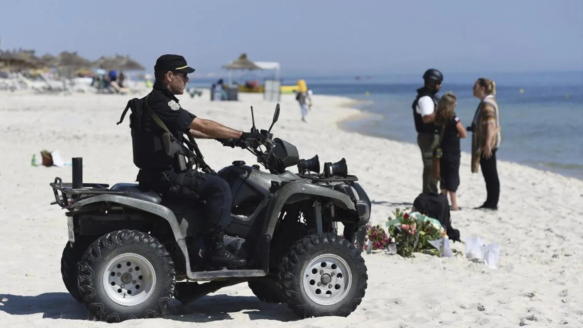 Un efectivo de la Guardia Nacional tunecina vigila la playa donde se produjo el atentado cerca del hotel Imperial Marhaba en Susa (Túnez).